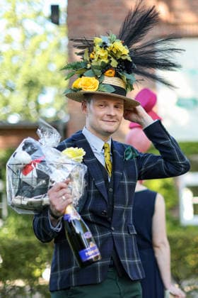 2026.05.25, Fashion-Renntag auf der Galopprennbahn Berlin Hoppegarten - Siegerehrung Fashion Renntag Hutwettbewerb Paul Louis Berlin Deutschland *** 2026 05 25, Fashion Renntag at the Berlin Hoppegarten racecourse Award ceremony Fashion Renntag hat competition Paul Louis Berlin Germany