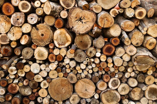 Eine Wand aus trockenen, gehackten Holzscheiten, die zu einem Stapel aufgeschichtet sind. Strukturierter Holzhintergrund. Wall from dry chopped firewood logs stacked up on top of each other in a pile. Textured wooden background. (License=RF) Copyright: xZoonar.com NadezhdaxZaitsevax 25072740