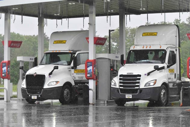 May 24, 2026, Lancaster, Clinton, Massachusetts And Connecticut, USA: News reports say regular gasoline prices could rise to $5.00 a gallon by the Fall if the Iran War and closure of the Straight of Hormuz persist. Lancaster, Clinton USA - ZUMAm159 20260524_aap_m159_007 Copyright: xKennethxMartinx