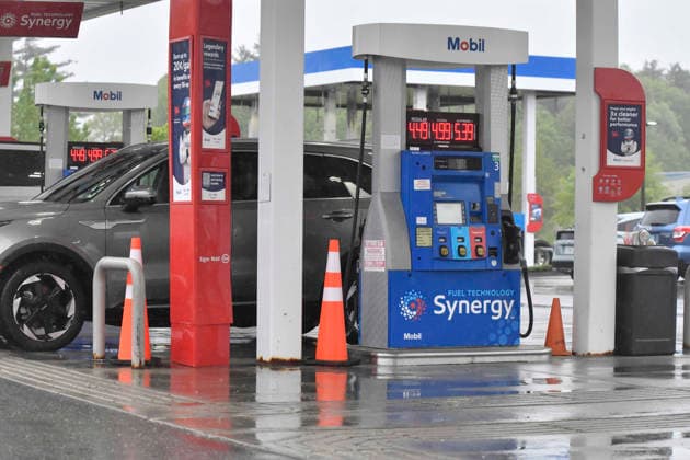 May 24, 2026, Lancaster, Clinton, Massachusetts And Connecticut, USA: News reports say regular gasoline prices could rise to $5.00 a gallon by the Fall if the Iran War and closure of the Straight of Hormuz persist. Lancaster, Clinton USA  - ZUMAm159 20260524_aap_m159_013 Copyright: xKennethxMartinx