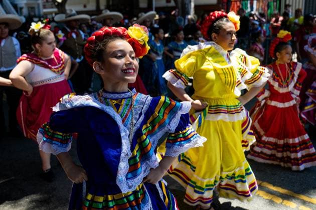 (260525) -- SAN FRANCISCO, May 25, 2026 -- Artists perform in a parade during the Carnaval San Francisco in San Francisco, the United States, May 24, 2026. (Photo by Xinhua) U.S.-SAN FRANCISCO-CARNAVAL ZiyuxJulianxZhu 