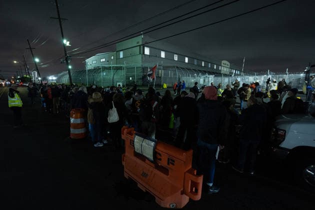 Protest at Delaney Hall Immigration Detention Center following reports of inhumane conditions NEWARK, NJ - MAY 24: Tensions escalated outside Delaney Hall Detention Center after the reported removal of a hunger strike organizer from the facility in Newark, New Jersey, United States on May 24, 2026. Demonstrators continued protests for a third consecutive day, with some protesters blocking vehicles attempting to leave the center. Lokman Vural Elibol Anadolu New Jersey United States. Editorial use only. Please get in touch for any other usage.  Copyright: x2026xAnadoluxLokmanxVuralxElibolx