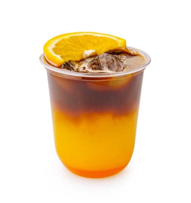 IMAGO Creative, Food, Trend, Iced Coffee Ein kaltes Getränk mit bunten Farbschichten und einer Orangenscheibe obenauf in einem durchsichtigen Becher Ein kaltes Getränk mit bunten Farbschichten und einer Orangenscheibe obenauf in einem durchsichtigen Becher (License=RF) Copyright: xZoonar.com AntonxDobreax 25074919