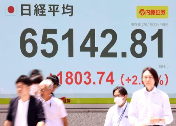May 25, 2026, Tokyo, Japan - Pedestrians pass before a share prices board in Tokyo on Monday, May 25, 2026. Japan s share prices rose 1803.74 yen to close at 65,142.81 yen at the morning session of the Tokyo Stock Exchange. (photo by Yoshio Tsunoda AFLO)  aflo_331918499