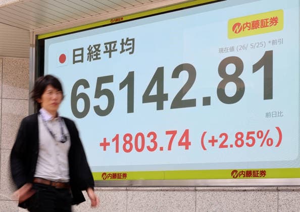 May 25, 2026, Tokyo, Japan - A pedestrian passes before a share prices board in Tokyo on Monday, May 25, 2026. Japan s share prices rose 1803.74 yen to close at 65,142.81 yen at the morning session of the Tokyo Stock Exchange. (photo by Yoshio Tsunoda AFLO)  aflo_331918506