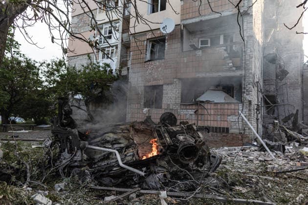 Aftermath of Russian strike in Kramatorsk KRAMATORSK, UKRAINE - MAY 25: A car on fire and a damaged residential building following a Russian air strike with KAB bombs in Kramatorsk, Ukraine, 25 May 2026 Diego Herrera Carcedo Anadolu Kramatorsk Ukraine. Editorial use only. Please get in touch for any other usage.  Copyright: x2026xAnadoluxDiegoxHerreraxCarcedox