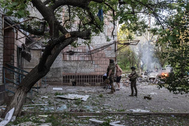 Aftermath of Russian strike in Kramatorsk KRAMATORSK, UKRAINE - MAY 25: Paramedics arrive at a residential building hit by Russian troops using KAB aerial bombs in Kramatorsk, Ukraine, 25 May 2026 Diego Herrera Carcedo Anadolu Kramatorsk Ukraine. Editorial use only. Please get in touch for any other usage.  Copyright: x2026xAnadoluxDiegoxHerreraxCarcedox