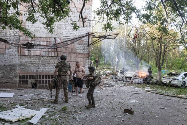 Aftermath of Russian strike in Kramatorsk KRAMATORSK, UKRAINE - MAY 25: Paramedics arrive at a residential building hit by Russian troops using KAB aerial bombs in Kramatorsk, Ukraine, 25 May 2026 Diego Herrera Carcedo Anadolu Kramatorsk Ukraine. Editorial use only. Please get in touch for any other usage.  Copyright: x2026xAnadoluxDiegoxHerreraxCarcedox