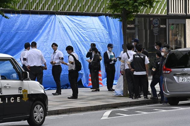 Police respond to suspected irritant spray incident in Tokyo TOKYO, JAPAN - MAY 25: Police officers and emergency responders gather outside the GINZA SIX commercial complex in Tokyo’s Ginza district on May 25, 2026, Tokyo, Japan, after multiple people reported feeling unwell during an incident involving a suspected irritant substance. Authorities are investigating the circumstances of the case. David Mareuil Anadolu Tokyo Japan. Editorial use only. Please get in touch for any other usage.  Copyright: x2026xAnadoluxDavidxMareuilx