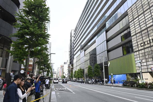 Police respond to suspected irritant spray incident in Tokyo TOKYO, JAPAN - MAY 25: Police officers and emergency responders gather outside the GINZA SIX commercial complex in Tokyo’s Ginza district on May 25, 2026, Tokyo, Japan, after multiple people reported feeling unwell during an incident involving a suspected irritant substance. Authorities are investigating the circumstances of the case. David Mareuil Anadolu Tokyo Japan. Editorial use only. Please get in touch for any other usage.  Copyright: x2026xAnadoluxDavidxMareuilx