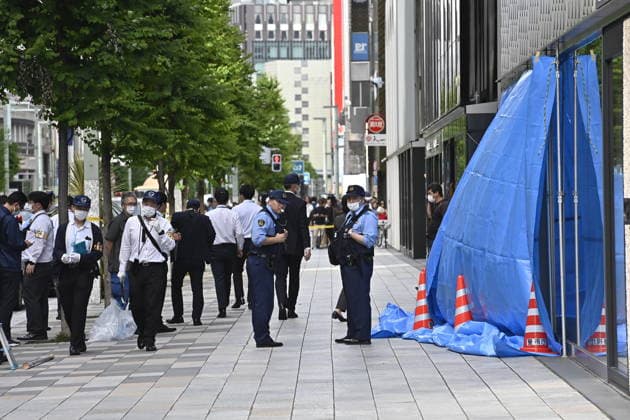 Police respond to suspected irritant spray incident in Tokyo TOKYO, JAPAN - MAY 25: Police officers and emergency responders gather outside the GINZA SIX commercial complex in Tokyo’s Ginza district on May 25, 2026, Tokyo, Japan, after multiple people reported feeling unwell during an incident involving a suspected irritant substance. Authorities are investigating the circumstances of the case. David Mareuil Anadolu Tokyo Japan. Editorial use only. Please get in touch for any other usage.  Copyright: x2026xAnadoluxDavidxMareuilx