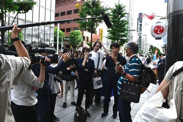 Police respond to suspected irritant spray incident in Tokyo TOKYO, JAPAN - MAY 25: Members of media interview a man on the street as Police officers and emergency responders gather outside the GINZA SIX commercial complex in Tokyo’s Ginza district on May 25, 2026, Tokyo, Japan, after multiple people reported feeling unwell during an incident involving a suspected irritant substance. Authorities are investigating the circumstances of the case. people reported feeling unwell during an incident involving a suspected irritant substance. Authorities are investigating the circumstances of the case. David Mareuil Anadolu Tokyo Japan. Editorial use only. Please get in touch for any other usage.  Copyright: x2026xAnadoluxDavidxMareuilx