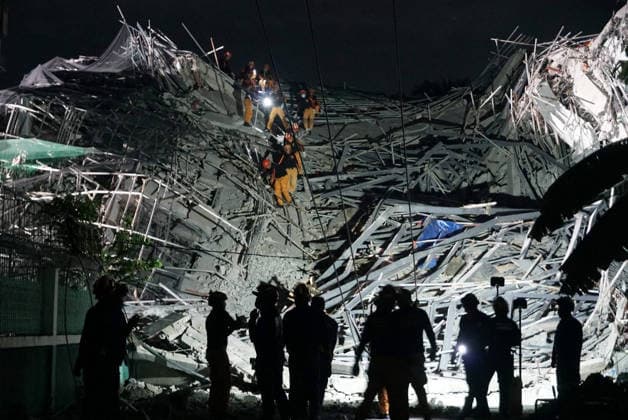 News Bilder des Tages (260525) -- MANILA, May 25, 2026 -- Rescuers search for survivors at the site of a collapsed building in Angeles City, Pampanga province, the Philippines, May 24, 2026. Four people were confirmed dead after a building collapsed before dawn Sunday in Angeles City in northern Philippines Pampanga province, as search and rescue operations continue for 17 missing people, authorities said Monday. ( Handout via Xinhua) (SpotNews) PHILIPPINES-PAMPANGA-ANGELES-BUILDING COLLAPSE BureauxofxFirexProtectionxCentralxLuzon 