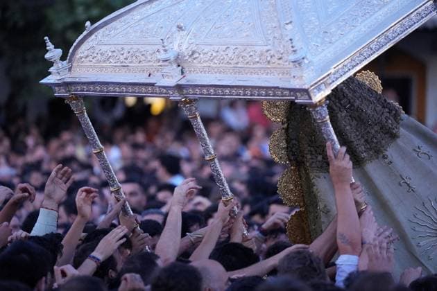 La Virgen del Rocio procession after jumping the fence at 3 08 hours La Virgen del Rocio procession through the village on his visit to the 127 affiliates A May 25, 2026 in El Rocio, Huelva Andalusia, Spain La Virgen del Rocio has left his hermitage about 03.08 hours this Monday, Day of Pentecost, to go through the village in Almonte Huelva and procession in her visit to the 127 affiliates who have made the pilgrimage there for yet another year. The Patroness of Almote is dressed in the full dress of the Montpensier family, recently restored at the Andalusian Institute of Historical Heritage 25 MAY 2026 Joaquín Arjona 25 05 2026 El Rocio, Huelva Andalucia, Esp El Rocio, Huelva Andalucia, Espana  Copyright: xJoaquinxArjonax 7548138