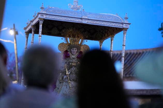 La Virgen del Rocio procession after jumping the fence at 3 08 hours La Virgen del Rocio procession through the village on his visit to the 127 affiliates A May 25, 2026 in El Rocio, Huelva Andalusia, Spain La Virgen del Rocio has left his hermitage about 03.08 hours this Monday, Day of Pentecost, to go through the village in Almonte Huelva and procession in her visit to the 127 affiliates who have made the pilgrimage there for yet another year. The Patroness of Almote is dressed in the full dress of the Montpensier family, recently restored at the Andalusian Institute of Historical Heritage 25 MAY 2026 Joaquín Arjona 25 05 2026 El Rocio, Huelva Andalucia, Esp El Rocio, Huelva Andalucia, Espana  Copyright: xJoaquinxArjonax 7548151