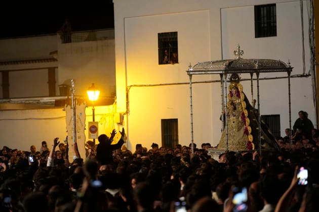 La Virgen del Rocio procession after jumping the fence at 3 08 hours La Virgen del Rocio procession through the village on his visit to the 127 affiliates A May 25, 2026 in El Rocio, Huelva Andalusia, Spain La Virgen del Rocio has left his hermitage about 03.08 hours this Monday, Day of Pentecost, to go through the village in Almonte Huelva and procession in her visit to the 127 affiliates who have made the pilgrimage there for yet another year. The Patroness of Almote is dressed in the full dress of the Montpensier family, recently restored at the Andalusian Institute of Historical Heritage 25 MAY 2026 Joaquín Arjona 25 05 2026 El Rocio, Huelva Andalucia, Esp El Rocio, Huelva Andalucia, Espana  Copyright: xJoaquinxArjonax 7548145