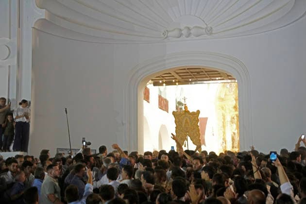 La Virgen del Rocio procession after jumping the fence at 3 08 hours La Virgen del Rocio procession through the village on his visit to the 127 affiliates A May 25, 2026 in El Rocio, Huelva Andalusia, Spain La Virgen del Rocio has left his hermitage about 03.08 hours this Monday, Day of Pentecost, to go through the village of Almonte Huelva and procession in her visit to the 127 affiliates who have made the pilgrimage there for yet another year. The Patroness of Almote is dressed in the full dress of the Montpensier family, recently restored at the Andalusian Institute of Historical Heritage 25 MAY 2026 Joaquín Arjona 25 05 2026 El Rocio, Huelva Andalucia, Esp El Rocio, Huelva Andalucia, Espana  Copyright: xJoaquinxArjonax 7548164