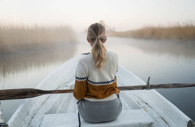 Woman rowing boat through misty river at peaceful sunrise Inga, Uusimaa, Finland CR_PJJZ260513-2017928-01 ,model released, Symbolfoto