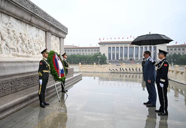 (260525) -- BEIJING, May 25, 2026 -- Serbian President Aleksandar Vucic lays a wreath at the Monument to the People s Heroes on Tian anmen Square in Beijing, capital of China, May 25, 2026. ) CHINA-BEIJING-SERBIA-PRESIDENT-MONUMENT-TRIBUTE (CN) DaixTianfang 