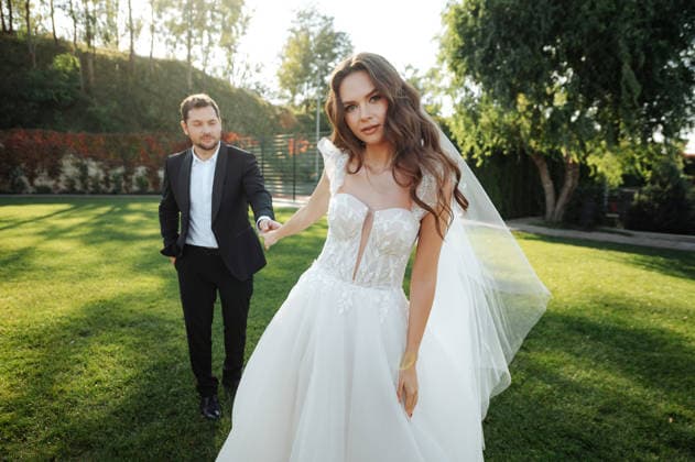 Happy bride and groom walking and posing on their wedding day Lviv, Lviv Oblast, Ukraine CR_JUCE260513-2018892-01 ,model released, Symbolfoto