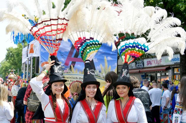 Die Parade zum 30. Karneval der Kulturen zieht durch Berlin-Friedrichshain. Etwa 4000 Akteurinnen und Akteure in etwa 67 verschiedenen Gruppen und Umzugswagen nehmen an der Parade teil. Berlin, 24.05.2026 *** The parade for the 30th Carnival of Cultures passes through Berlin Friedrichshain Around 4,000 participants in around 67 different groups and floats take part in the parade Berlin, 24 05 2026 Foto:xM.xBehrensx xFuturexImagex karneval_6503