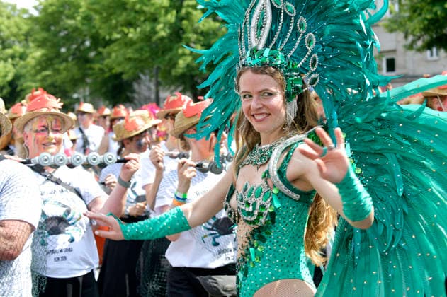 Die Parade zum 30. Karneval der Kulturen zieht durch Berlin-Friedrichshain. Etwa 4000 Akteurinnen und Akteure in etwa 67 verschiedenen Gruppen und Umzugswagen nehmen an der Parade teil. Berlin, 24.05.2026 *** The parade for the 30th Carnival of Cultures passes through Berlin Friedrichshain Around 4,000 participants in around 67 different groups and floats take part in the parade Berlin, 24 05 2026 Foto:xM.xBehrensx xFuturexImagex karneval_6510