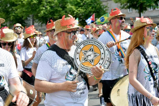 Die Parade zum 30. Karneval der Kulturen zieht durch Berlin-Friedrichshain. Etwa 4000 Akteurinnen und Akteure in etwa 67 verschiedenen Gruppen und Umzugswagen nehmen an der Parade teil. Berlin, 24.05.2026 *** The parade for the 30th Carnival of Cultures passes through Berlin Friedrichshain Around 4,000 participants in around 67 different groups and floats take part in the parade Berlin, 24 05 2026 Foto:xM.xBehrensx xFuturexImagex karneval_6511