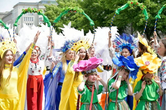 Die Parade zum 30. Karneval der Kulturen zieht durch Berlin-Friedrichshain. Etwa 4000 Akteurinnen und Akteure in etwa 67 verschiedenen Gruppen und Umzugswagen nehmen an der Parade teil. Berlin, 24.05.2026 *** The parade for the 30th Carnival of Cultures passes through Berlin Friedrichshain Around 4,000 participants in around 67 different groups and floats take part in the parade Berlin, 24 05 2026 Foto:xM.xBehrensx xFuturexImagex karneval_6519