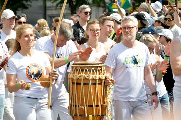 Die Parade zum 30. Karneval der Kulturen zieht durch Berlin-Friedrichshain. Etwa 4000 Akteurinnen und Akteure in etwa 67 verschiedenen Gruppen und Umzugswagen nehmen an der Parade teil. Berlin, 24.05.2026 *** The parade for the 30th Carnival of Cultures passes through Berlin Friedrichshain Around 4,000 participants in around 67 different groups and floats take part in the parade Berlin, 24 05 2026 Foto:xM.xBehrensx xFuturexImagex karneval_6523