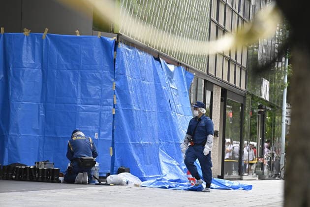 Police respond to suspected irritant spray incident in Tokyo TOKYO, JAPAN - MAY 25: Police officers and emergency responders gather outside the GINZA SIX commercial complex in Tokyo’s Ginza district on May 25, 2026, Tokyo, Japan, after multiple people reported feeling unwell during an incident involving a suspected irritant substance. Authorities are investigating the circumstances of the case. David Mareuil Anadolu Tokyo Japan. Editorial use only. Please get in touch for any other usage.  Copyright: x2026xAnadoluxDavidxMareuilx
