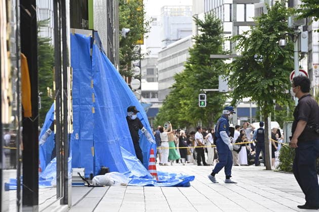 Police respond to suspected irritant spray incident in Tokyo TOKYO, JAPAN - MAY 25: Police officers and emergency responders gather outside the GINZA SIX commercial complex in Tokyo’s Ginza district on May 25, 2026, Tokyo, Japan, after multiple people reported feeling unwell during an incident involving a suspected irritant substance. Authorities are investigating the circumstances of the case. David Mareuil Anadolu Tokyo Japan. Editorial use only. Please get in touch for any other usage.  Copyright: x2026xAnadoluxDavidxMareuilx