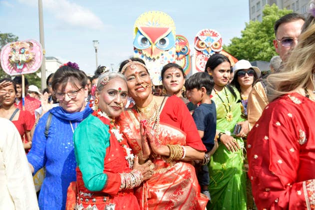 Die Parade zum 30. Karneval der Kulturen zieht durch Berlin-Friedrichshain. Etwa 4000 Akteurinnen und Akteure in etwa 67 verschiedenen Gruppen und Umzugswagen nehmen an der Parade teil. Berlin, 24.05.2026 *** The parade for the 30th Carnival of Cultures passes through Berlin Friedrichshain Around 4,000 participants in around 67 different groups and floats take part in the parade Berlin, 24 05 2026 Foto:xM.xBehrensx xFuturexImagex karneval_6540