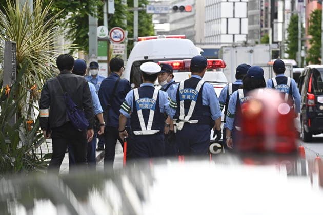 Police respond to suspected irritant spray incident in Tokyo TOKYO, JAPAN - MAY 25: Police officers and emergency responders gather outside the GINZA SIX commercial complex in Tokyo’s Ginza district on May 25, 2026, Tokyo, Japan, after multiple people reported feeling unwell during an incident involving a suspected irritant substance. Authorities are investigating the circumstances of the case. David Mareuil Anadolu Tokyo Japan. Editorial use only. Please get in touch for any other usage.  Copyright: x2026xAnadoluxDavidxMareuilx