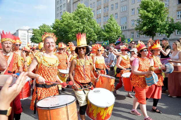 Die Parade zum 30. Karneval der Kulturen zieht durch Berlin-Friedrichshain. Etwa 4000 Akteurinnen und Akteure in etwa 67 verschiedenen Gruppen und Umzugswagen nehmen an der Parade teil. Berlin, 24.05.2026 *** The parade for the 30th Carnival of Cultures passes through Berlin Friedrichshain Around 4,000 participants in around 67 different groups and floats take part in the parade Berlin, 24 05 2026 Foto:xM.xBehrensx xFuturexImagex karneval_6541