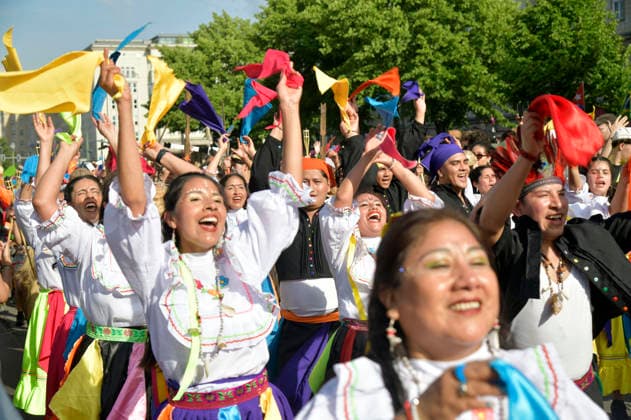 Die Parade zum 30. Karneval der Kulturen zieht durch Berlin-Friedrichshain. Etwa 4000 Akteurinnen und Akteure in etwa 67 verschiedenen Gruppen und Umzugswagen nehmen an der Parade teil. Berlin, 24.05.2026 *** The parade for the 30th Carnival of Cultures passes through Berlin Friedrichshain Around 4,000 participants in around 67 different groups and floats take part in the parade Berlin, 24 05 2026 Foto:xM.xBehrensx xFuturexImagex karneval_6553