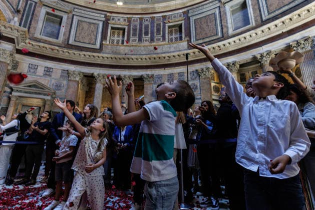 May 24, 2026, Rome, Italia, Italy: Pentecost celebration in the Pantheon Basilica with a shower of red rose petals, Rome, May 24, 2026 Rome Italy  - ZUMAa289 20260524_zia_a289_003 Copyright: xFrancescoxFotiax