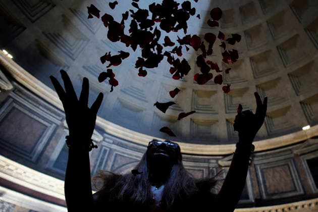 May 24, 2026, Rome, Italia, Italy: Pentecost celebration in the Pantheon Basilica with a shower of red rose petals, Rome, May 24, 2026 Rome Italy  - ZUMAa289 20260524_zia_a289_006 Copyright: xFrancescoxFotiax