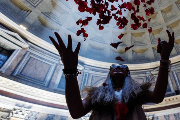 May 24, 2026, Rome, Italia, Italy: Pentecost celebration in the Pantheon Basilica with a shower of red rose petals, Rome, May 24, 2026 Rome Italy  - ZUMAa289 20260524_zia_a289_007 Copyright: xFrancescoxFotiax