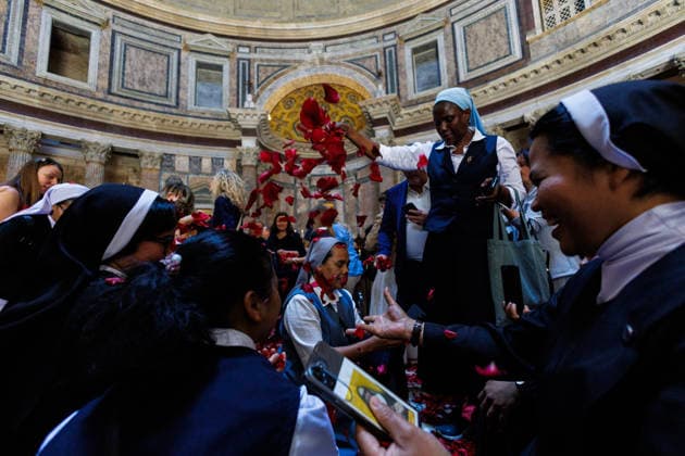 May 24, 2026, Rome, Italia, Italy: Pentecost celebration in the Pantheon Basilica with a shower of red rose petals, Rome, May 24, 2026 Rome Italy  - ZUMAa289 20260524_zia_a289_009 Copyright: xFrancescoxFotiax