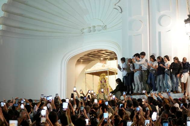 La Virgen del Rocio procession after jumping the fence at 3 08 hours La Virgen del Rocio procession through the village on his visit to the 127 affiliates A May 25, 2026 in El Rocio, Huelva Andalusia, Spain La Virgen del Rocio has left his hermitage about 03.08 hours this Monday, Day of Pentecost, to go through the village in Almonte Huelva and procession in her visit to the 127 affiliates who have made the pilgrimage there for yet another year. The Patroness of Almote is dressed in the full dress of the Montpensier family, recently restored at the Andalusian Institute of Historical Heritage 25 MAY 2026 Joaquín Arjona 25 05 2026 El Rocio, Huelva Andalucia, Esp El Rocio, Huelva Andalucia, Espana  Copyright: xJoaquinxArjonax 7548187