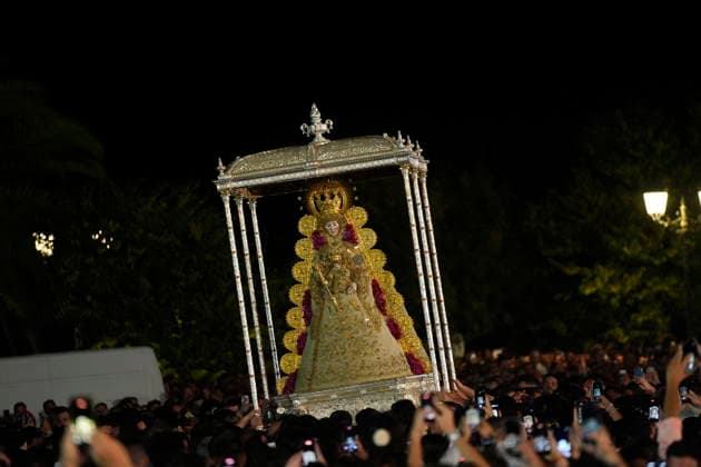 La Virgen del Rocio procession after jumping the fence at 3 08 hours La Virgen del Rocio procession through the village on his visit to the 127 affiliates A May 25, 2026 in El Rocio, Huelva Andalusia, Spain La Virgen del Rocio has left his hermitage about 03.08 hours this Monday, Day of Pentecost, to go through the village in Almonte Huelva and procession in her visit to the 127 affiliates who have made the pilgrimage there for yet another year. The Patroness of Almote is dressed in the full dress of the Montpensier family, recently restored at the Andalusian Institute of Historical Heritage 25 MAY 2026 Joaquín Arjona 25 05 2026 El Rocio, Huelva Andalucia, Esp El Rocio, Huelva Andalucia, Espana  Copyright: xJoaquinxArjonax 7548189