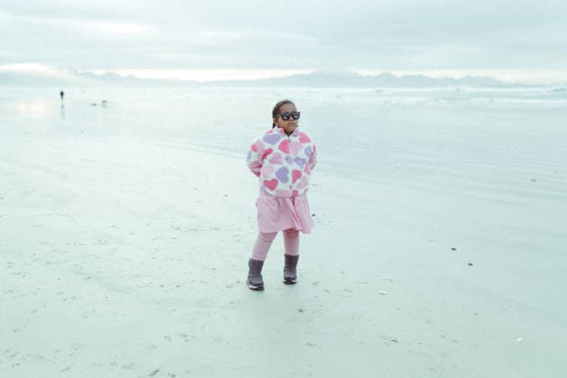 Young mixed race girl on the beach in winter Cape Town, Western Cape, South Africa CR_YNJN260513E2-2012709-01 ,model released, Symbolfoto