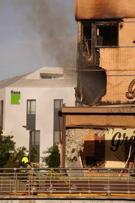 A fire forces the eviction of a hotel in the center of Malaga Firefighters Malaga working on extinguishing a fire in a hotel in the capital A 25 May 2026 in Malaga Andalusia, Spain The fire on the first floor of a hotel in the center of Malaga in the early hours of Monday May 25 has forced the eviction of the entire establishment without for the moment there have been personal injuries, as reported by the 112, belonging to the Emergency Agency of Andalusia The fire started at about 01 26 hours when witnesses have alerted of flames on the first floor of the hotel located in Cerrojo street 25 MAY 2026 Malaga Andalucia, Spain Malaga Andalucia, Spain Spain Spain  Copyright: xÃlexxZeax 7548307