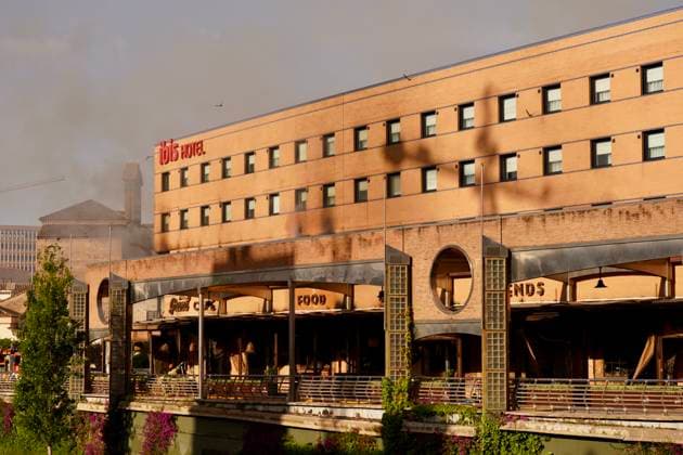 A fire forces the eviction of a hotel in the center of Malaga Firefighters Malaga working on extinguishing a fire in a hotel in the capital A 25 May 2026 in Malaga Andalusia, Spain The fire on the first floor of a hotel in the center of Malaga in the early hours of Monday May 25 has forced the eviction of the entire establishment without for the moment there have been personal injuries, as reported by the 112, belonging to the Emergency Agency of Andalusia The fire started at about 01 26 hours when witnesses have alerted of flames on the first floor of the hotel located in Cerrojo street 25 MAY 2026 Malaga Andalucia, Spain Malaga Andalucia, Spain Spain Spain  Copyright: xÃlexxZeax 7548308
