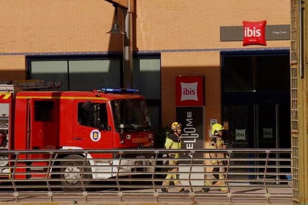 A fire forces the eviction of a hotel in the center of Malaga Firefighters Malaga working on extinguishing a fire in a hotel in the capital A 25 May 2026 in Malaga Andalusia, Spain The fire on the first floor of a hotel in the center of Malaga in the early hours of Monday May 25 has forced the eviction of the entire establishment without for the moment there have been personal injuries, as reported by the 112, belonging to the Emergency Agency of Andalusia The fire started at about 01 26 hours when witnesses have alerted of flames on the first floor of the hotel located in Cerrojo street 25 MAY 2026 Malaga Andalucia, Spain Malaga Andalucia, Spain Spain Spain  Copyright: xÃlexxZeax 7548309