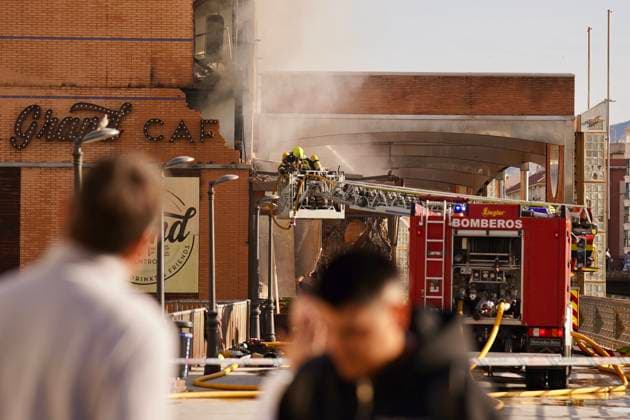 A fire forces the eviction of a hotel in the center of Malaga Firefighters Malaga working on extinguishing a fire in a hotel in the capital A 25 May 2026 in Malaga Andalusia, Spain The fire on the first floor of a hotel in the center of Malaga in the early hours of Monday May 25 has forced the eviction of the entire establishment without for the moment there have been personal injuries, as reported by the 112, belonging to the Emergency Agency of Andalusia The fire started at about 01 26 hours when witnesses have alerted of flames on the first floor of the hotel located in Cerrojo street 25 MAY 2026 Malaga Andalucia, Spain Malaga Andalucia, Spain Spain Spain  Copyright: xÃlexxZeax 7548311