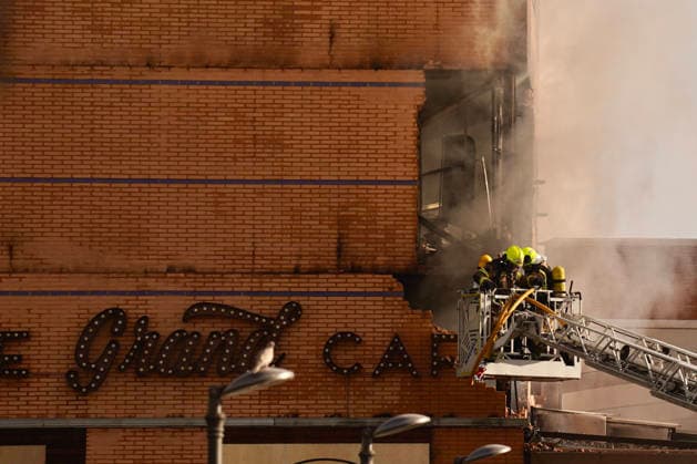 A fire forces the eviction of a hotel in the center of Malaga Firefighters Malaga working on extinguishing a fire in a hotel in the capital A 25 May 2026 in Malaga Andalusia, Spain The fire on the first floor of a hotel in the center of Malaga in the early hours of Monday May 25 has forced the eviction of the entire establishment without for the moment there have been personal injuries, as reported by the 112, belonging to the Emergency Agency of Andalusia The fire started at about 01 26 hours when witnesses have alerted of flames on the first floor of the hotel located in Cerrojo street 25 MAY 2026 Malaga Andalucia, Spain Malaga Andalucia, Spain Spain Spain  Copyright: xÃlexxZeax 7548335