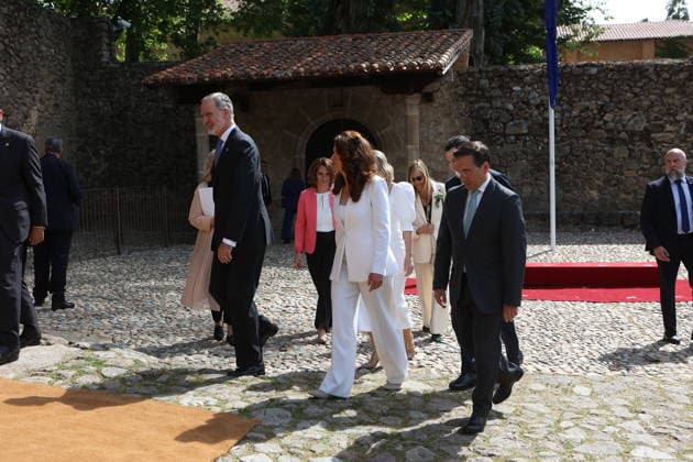 The King presents the XIX Carlos V European Award at the Monastery of Yuste Cáceres King Felipe VI, the Vice President of the European Commission, Teresa Ribera, the Minister of Foreign Affairs, José Manuel Albares, the President of the Junta de Extremadura, María Guardiola, the acting President of the Junta de Andalucía, Juanma Moreno, and the Councilor of Budapest Kata Tütto, on their arrival at the presentation of the XIX Carlos V European Award to the European Committee of the Regions, at the Monastery of San Jerónimo de Yuste, on May 25, 2026, in Cuacos de Yuste, Cáceres, Extremadura Spain The award was received by the acting president of the Junta de Andalucía, Juanma Moreno, and the councilor of Budapest, Kata Tütto, co-presidents o  Copyright: xJorgexArmestarx 7548380