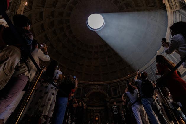 May 24, 2026, Rome, Italia, Italy: Pentecost celebration in the Pantheon Basilica with a shower of red rose petals, Rome, May 24, 2026 Rome Italy  - ZUMAa289 20260524_zia_a289_109 Copyright: xFrancescoxFotiax