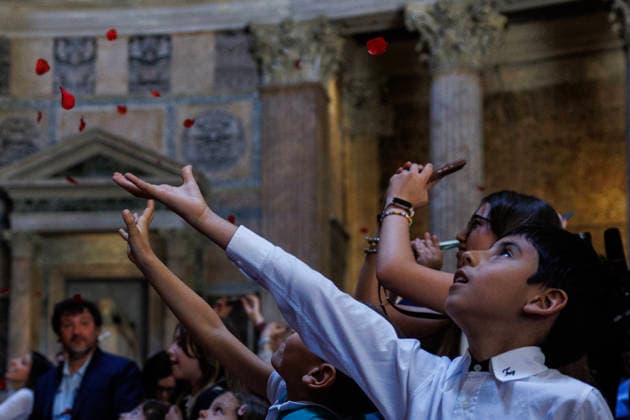 May 24, 2026, Rome, Italia, Italy: Pentecost celebration in the Pantheon Basilica with a shower of red rose petals, Rome, May 24, 2026 Rome Italy  - ZUMAa289 20260524_zia_a289_110 Copyright: xFrancescoxFotiax